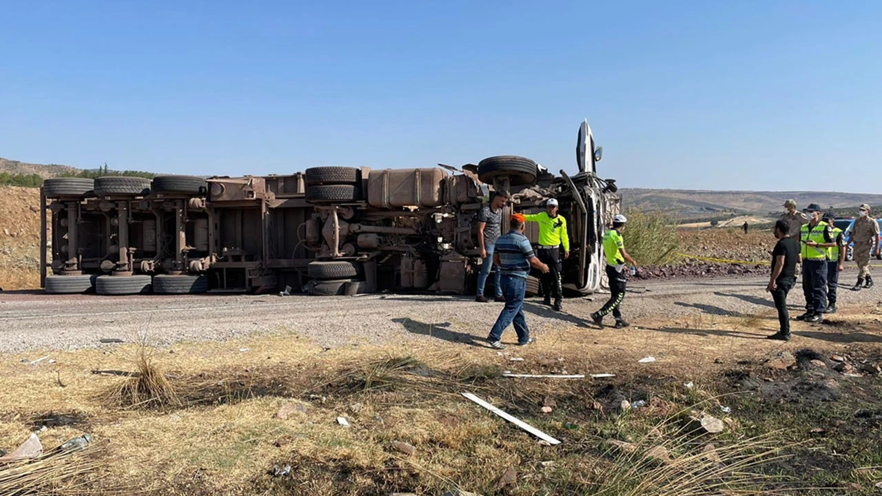 Tır ile otomobilin çarpıştığı kazada 4 kişi hayatını kaybetti