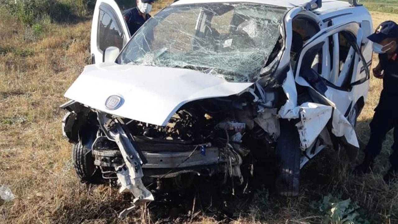 Bayram yolunda feci kaza: Baba öldü anne ve 2 çocuğu ağır yaralı