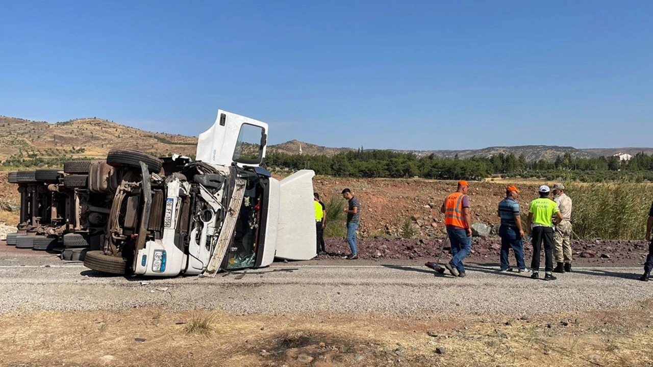 Tır ile otomobilin çarpıştığı kazada 4 kişi hayatını kaybetti
