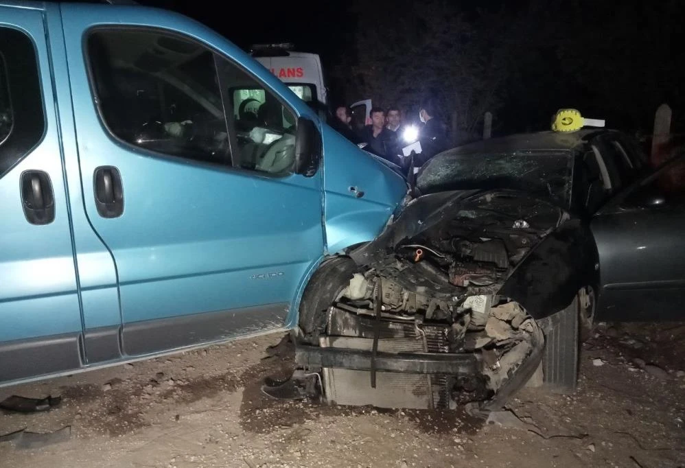 Köy yolunda can pazarı! Minibüs ile otomobil kafa kafaya çarpıştı
