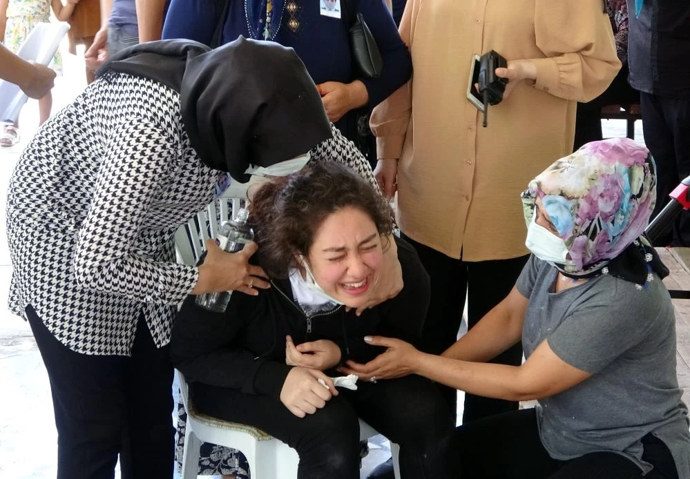 Polis babasının tabutuna "babam" diyerek koştu: Feryadı yürekleri dağladı