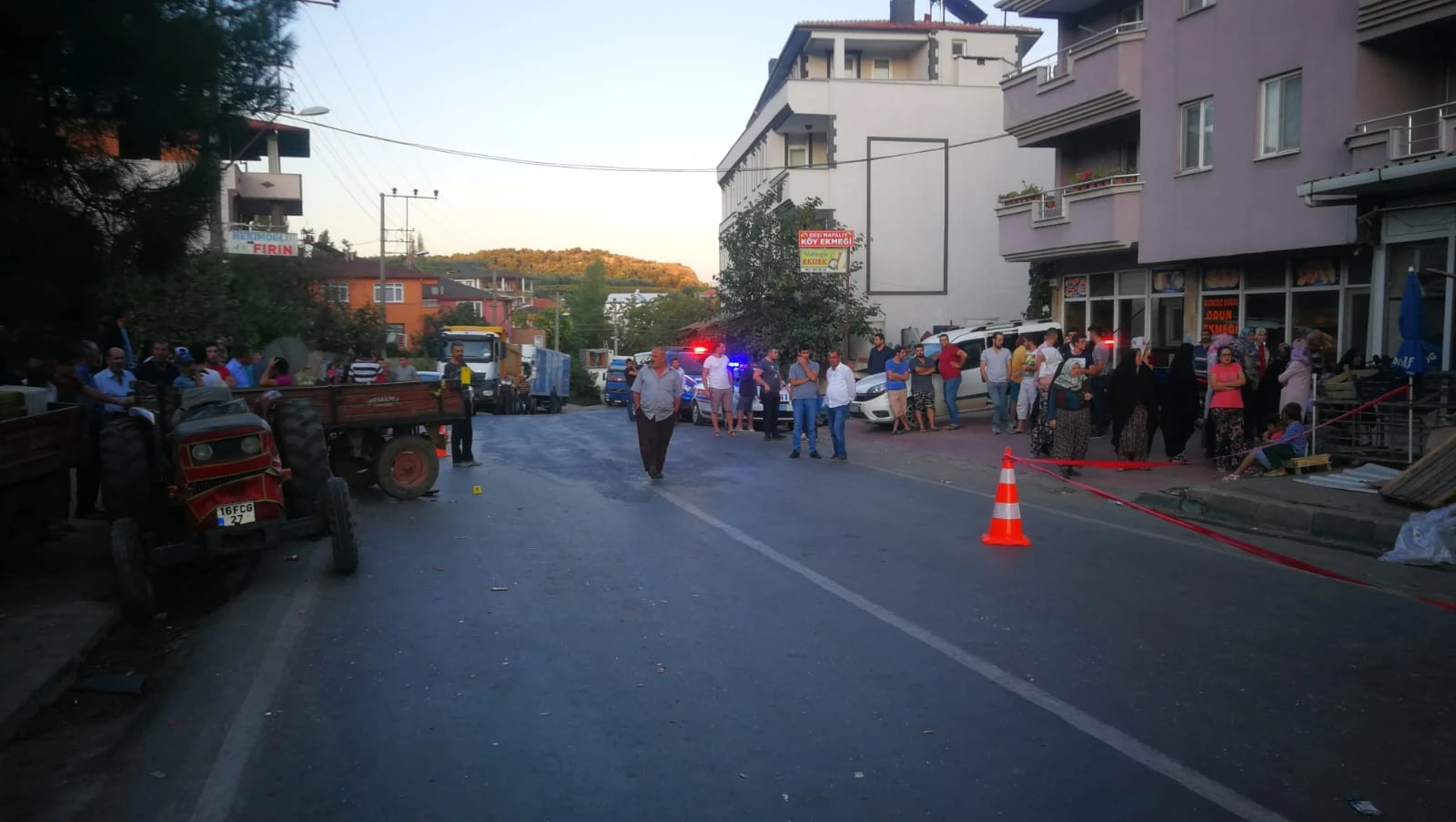 Kamyon yol kenarında bekleyen 5 kişiye çarpıp markete daldı