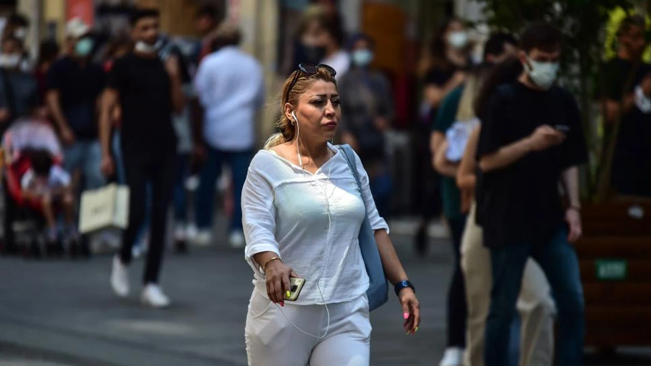 Taksim eski günlerdeki gibi: Maske yok, mesafe hiç yok