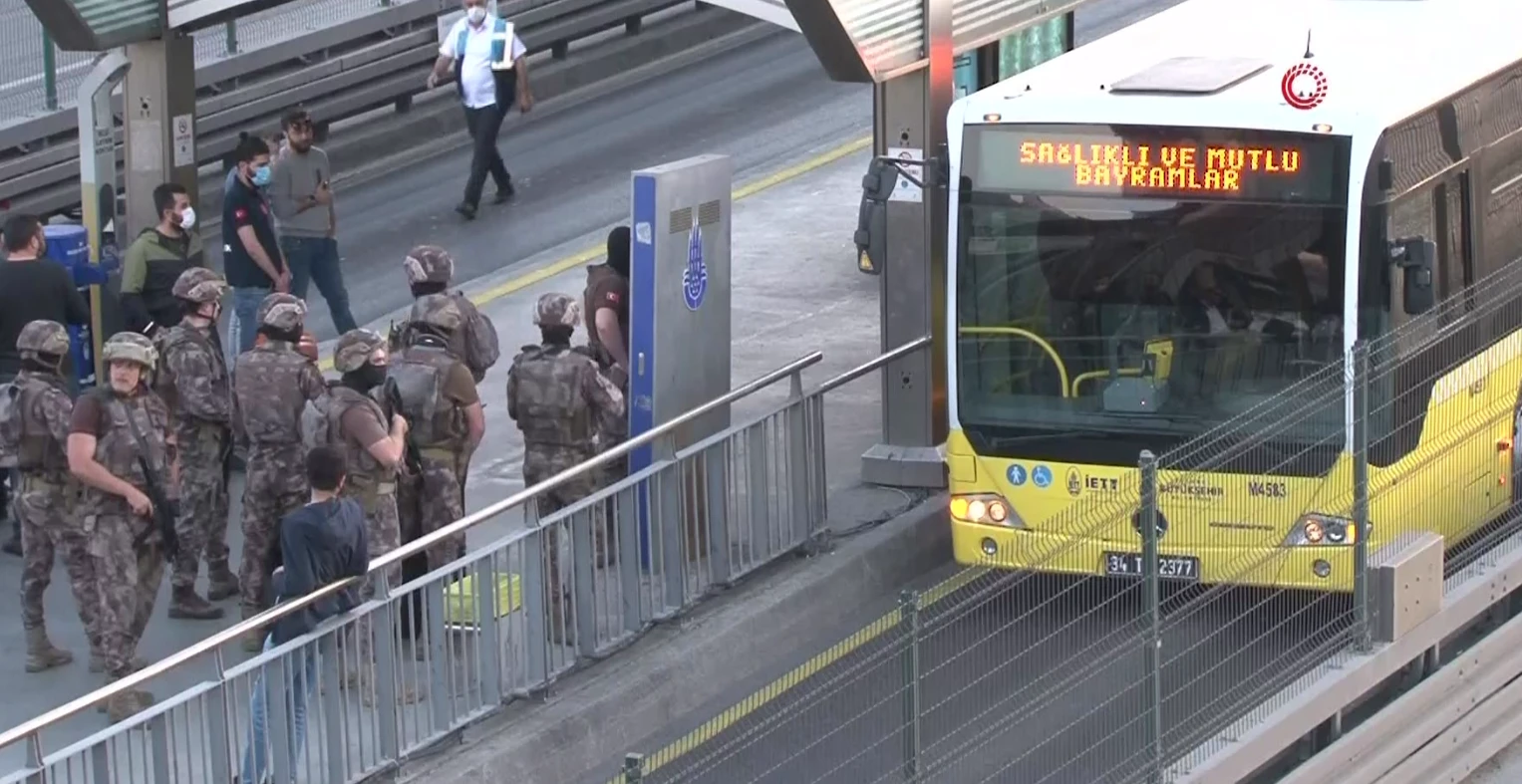 Son dakika: Haramidere'de bir şahıs metrobüsü rehin aldı
