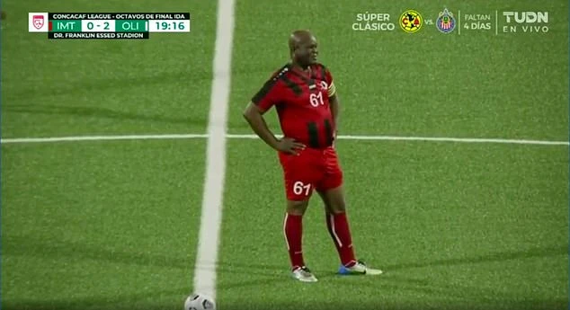 Interpol'ün aradığı devlet başkanı Ronnie Brunswijk maçta ortaya çıktı