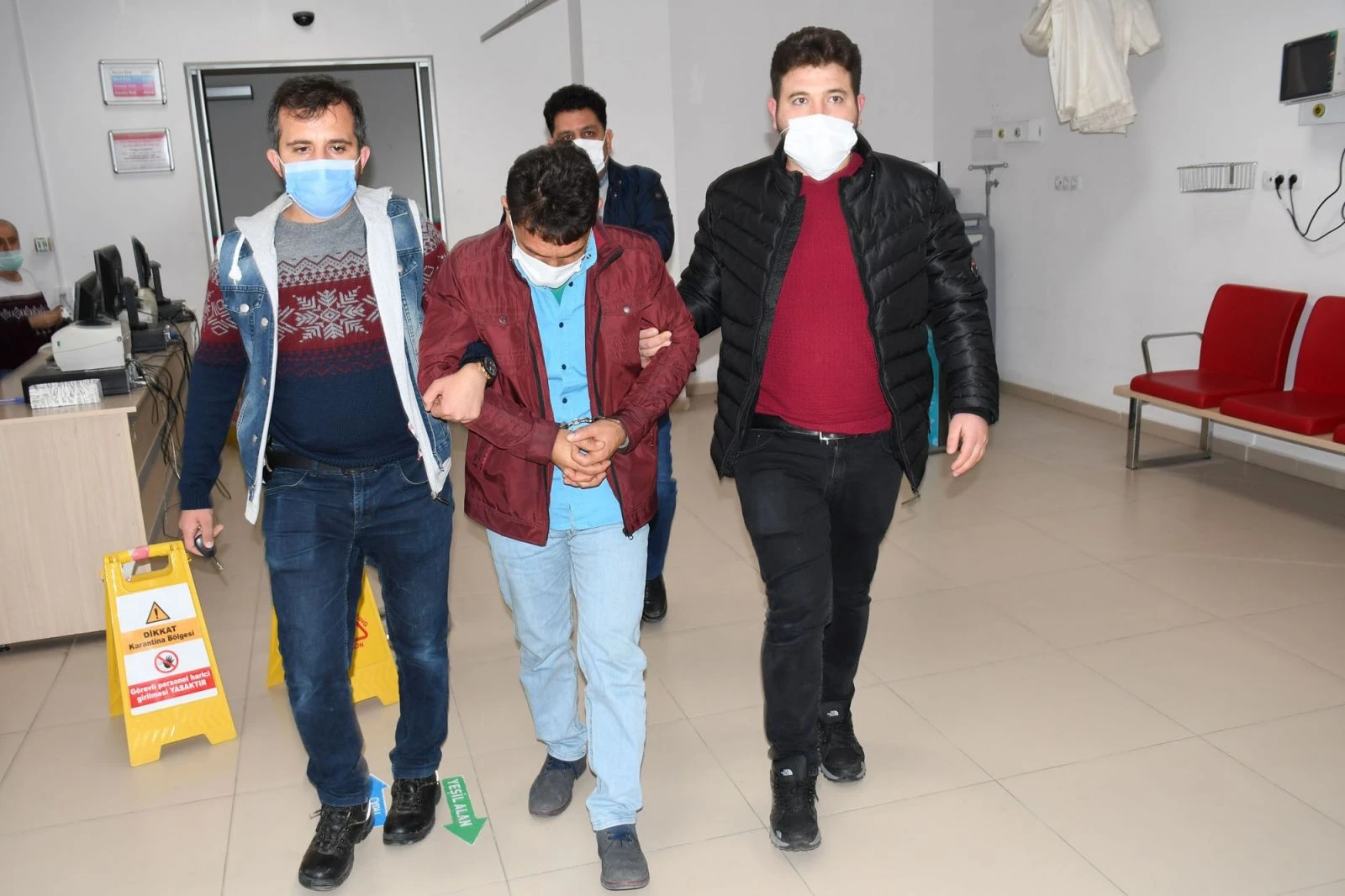 Kadını sokak ortasında sırtından bıçakladı