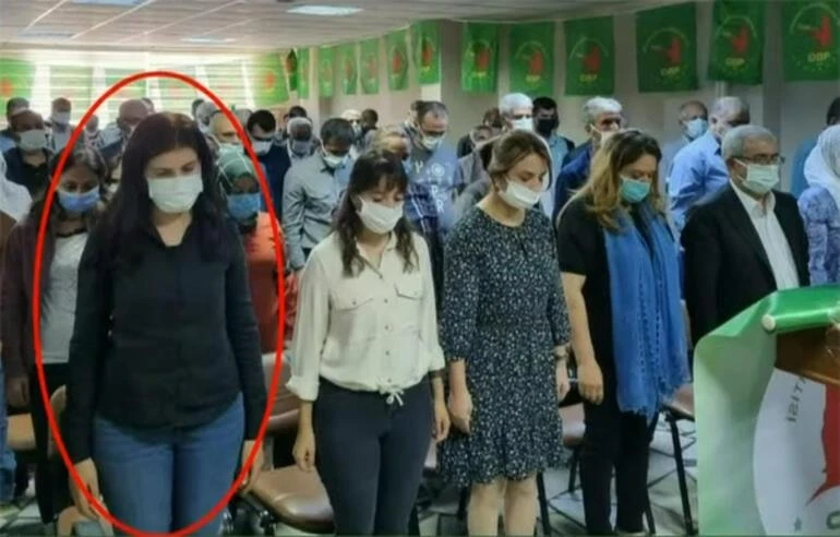 Semra Güzel’in yeni fotoğrafı çıktı! Terörist başı için saygı duruşunda bulunmuş