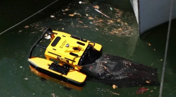 Çöp yiyen robot denizi temizliyor