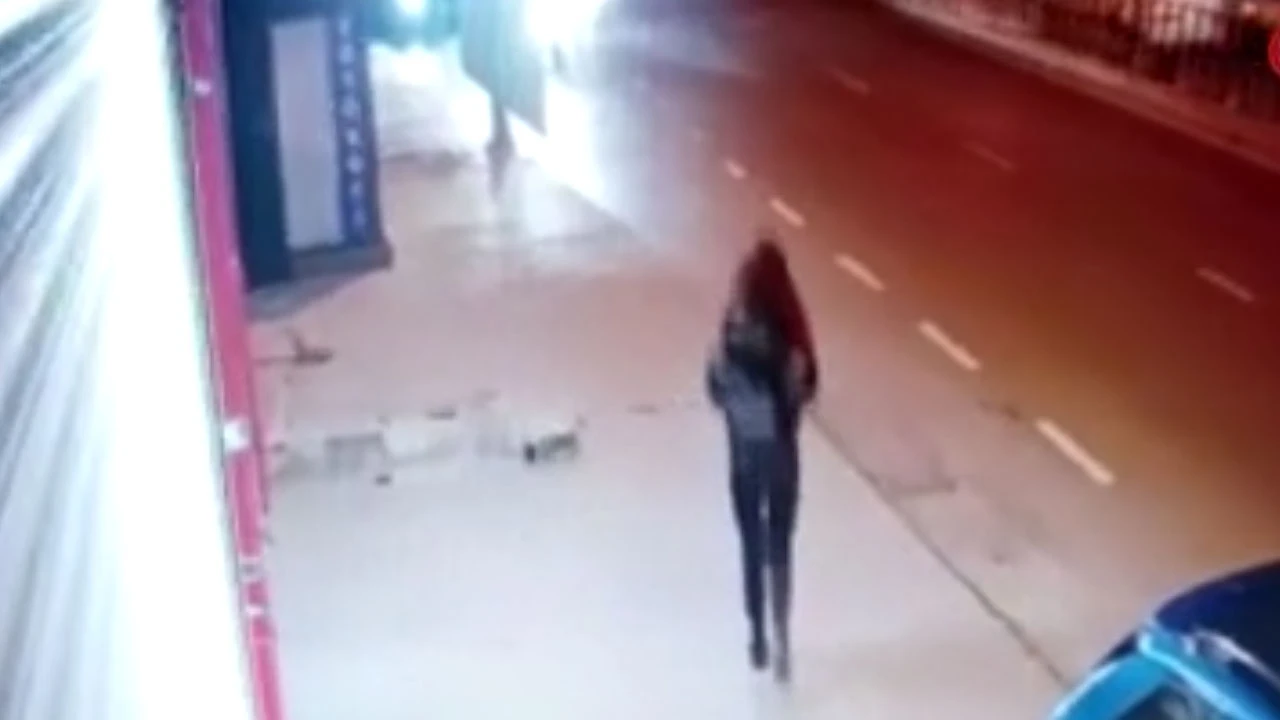 Yolda yürüyen üniversite öğrencisine taşla saldırdı