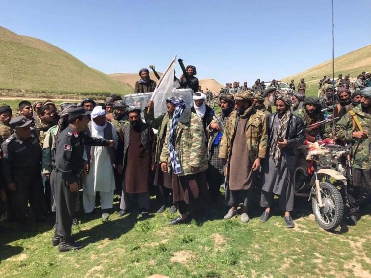 Yüzlerce terörist, silah bırakıp teslim oldu