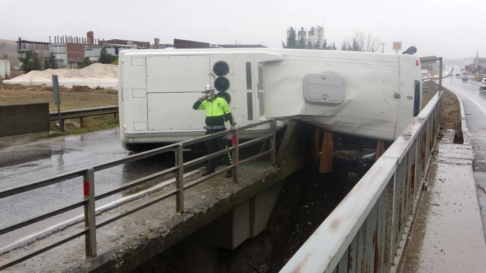 Devrilen işçi servisinde can pazarı
