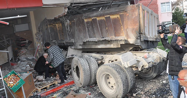 Freni boşalan kamyon kuaföre girdi: 3 yaralı