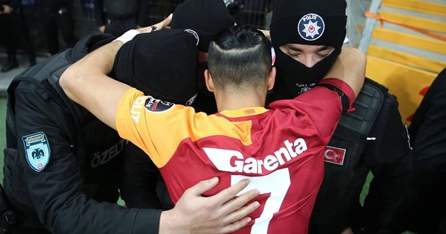 TT Arena'da Çevik Kuvvet'e hakem ve futbolcular çiçek verdi