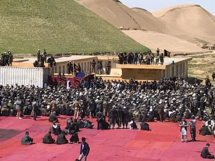 Yüzlerce terörist, silah bırakıp teslim oldu