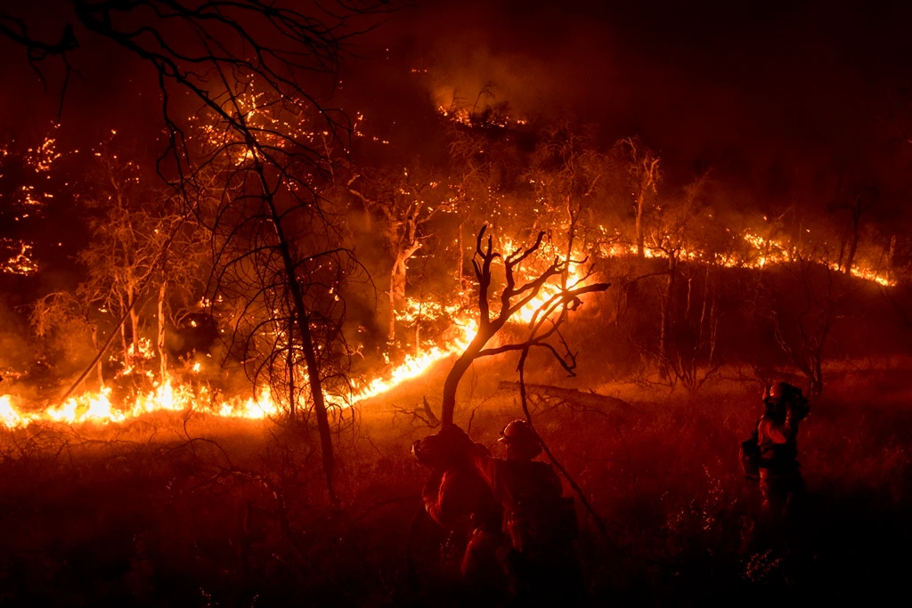 ABD ve Kanada alev alev! Binlerce kişi tahliye edildi