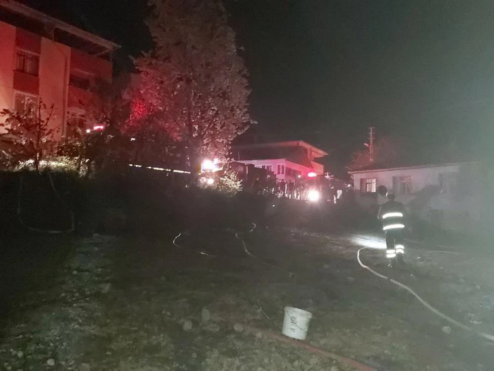 Yıldırım düşen 6 ev küle döndü