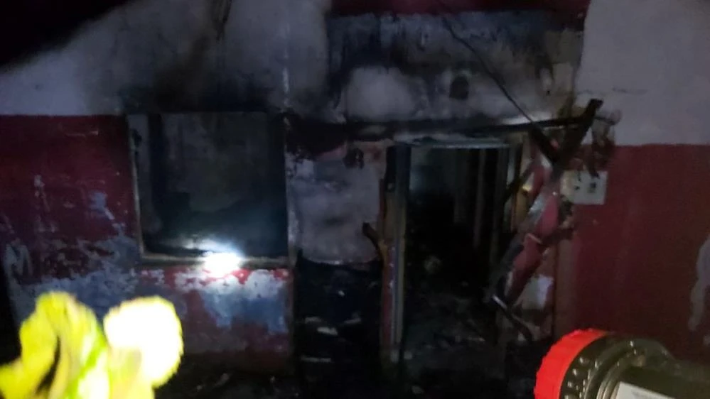 Yıldırım düşen 6 ev küle döndü