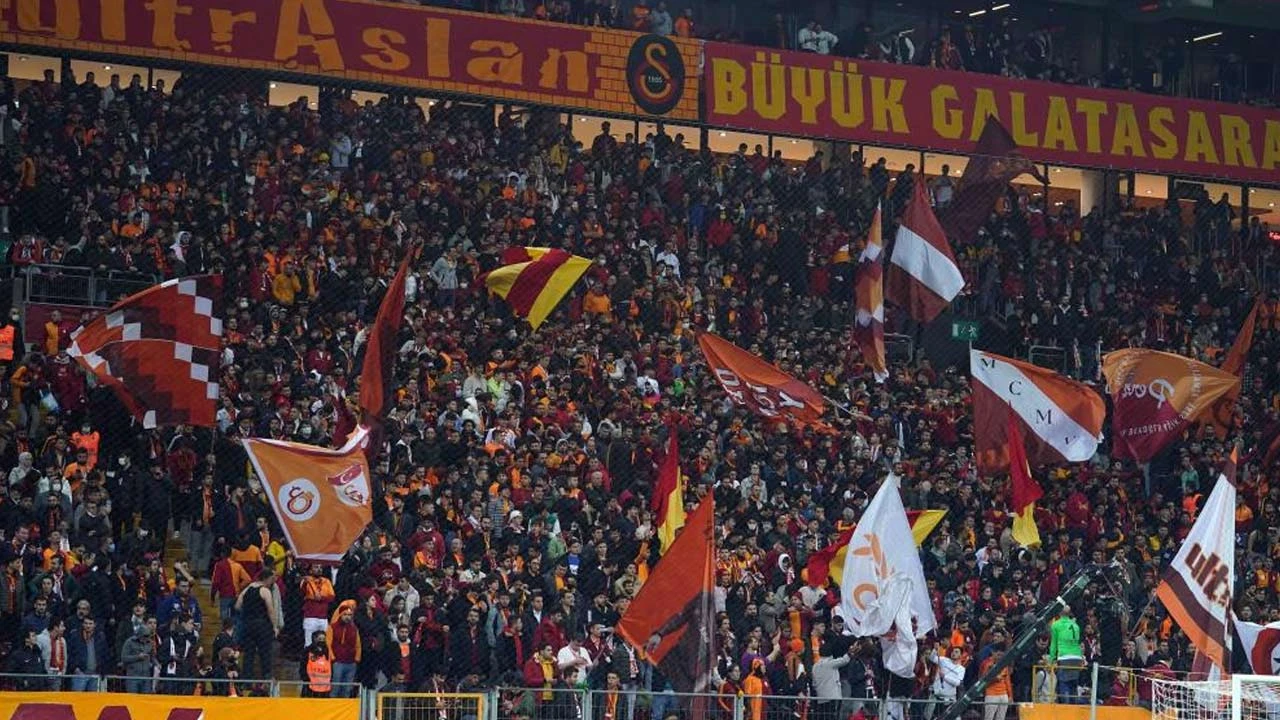Galatasaray tribünlerinde büyük protesto! Stadı terk etmeyen taraftarı Arda Turan da sakinleştiremedi