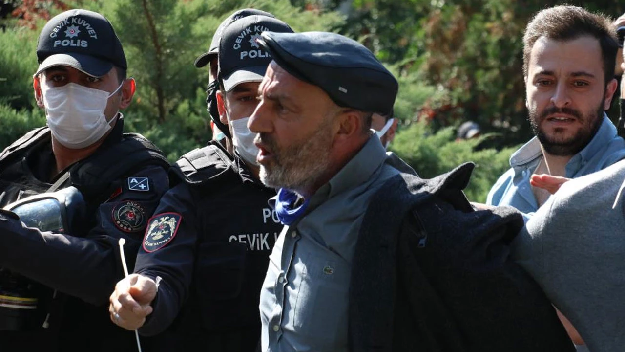 Ankara'da aşı karşıtlarının mitinginde polise yumruklu saldırı