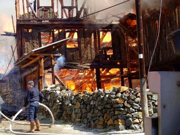 Çankırı'da 45 haneli Serçeler Köyü'nde yangın