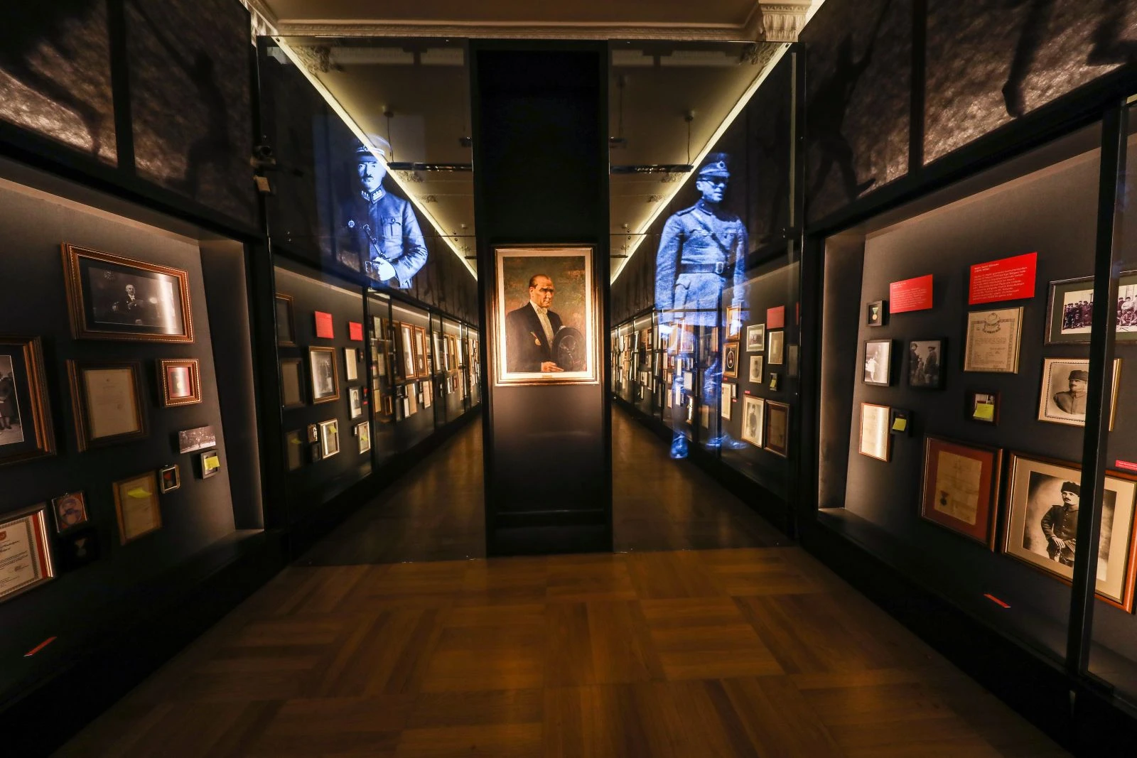 Türkiye İş Bankası Müzesi'nin yeni sergisi ‘Bir Asrın Ardından'