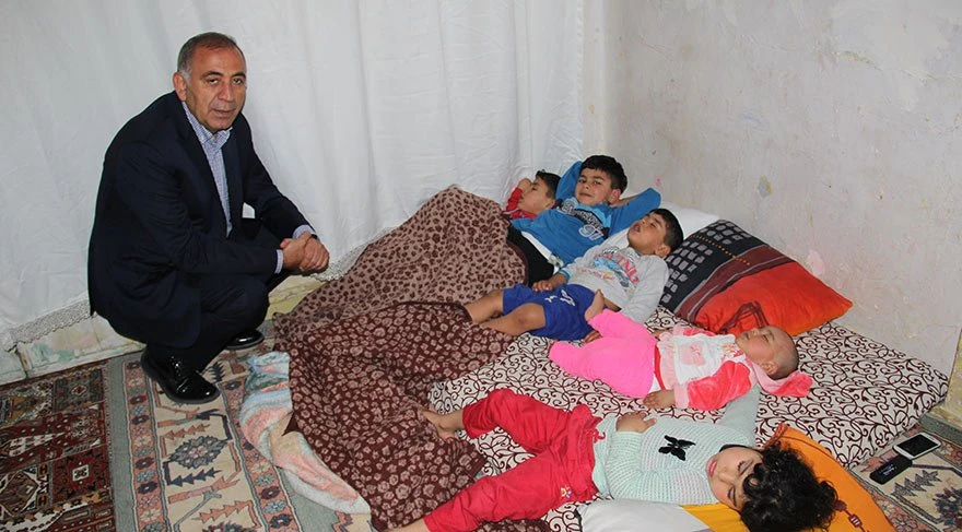 Chp'li vekil Gürsel Tekin'in Suriyeli ailenin evini ayakkabıyla ziyaretine tepki