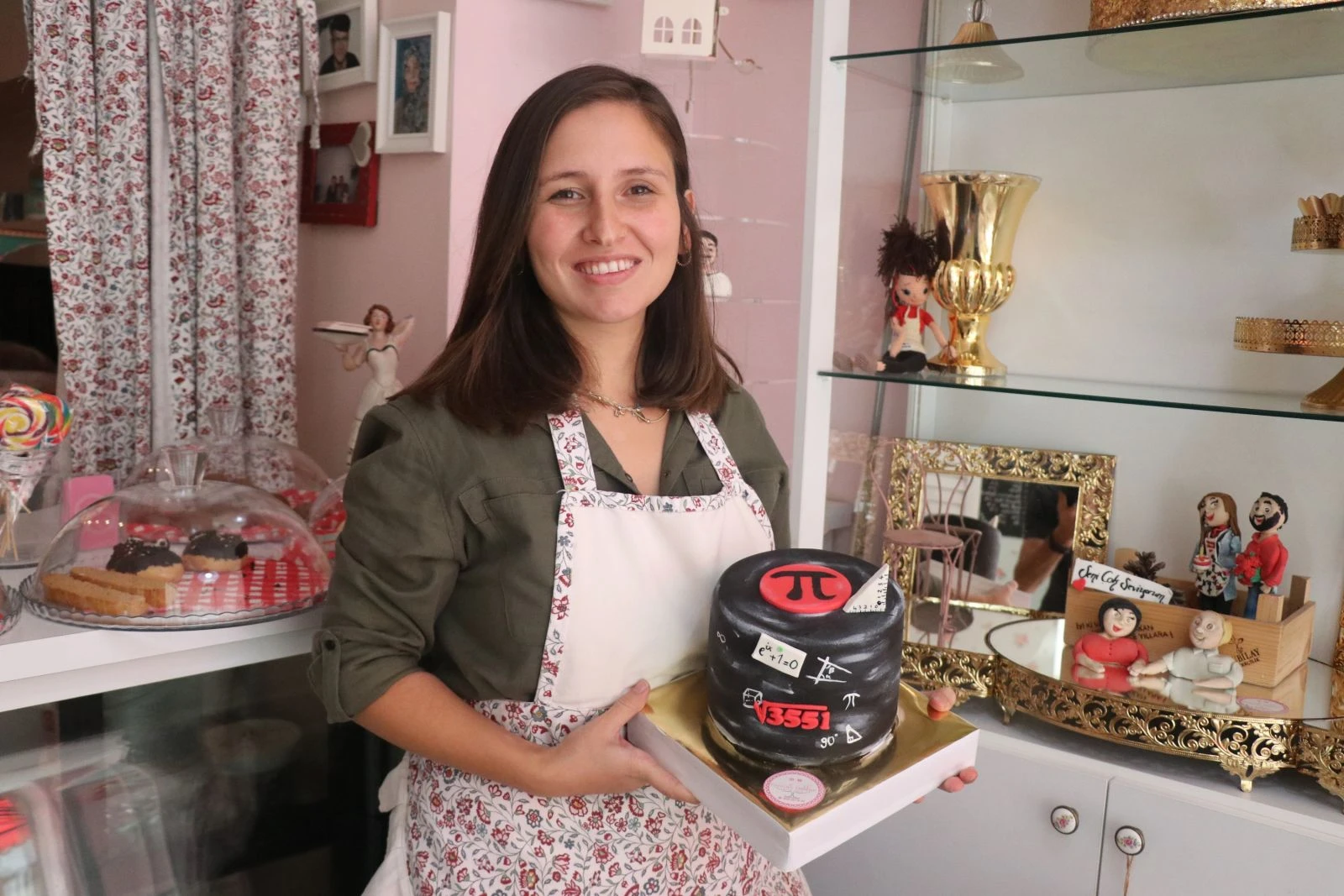 Atanamayan matematik öğretmeni, mesleğini pastalarına yansıtıyor