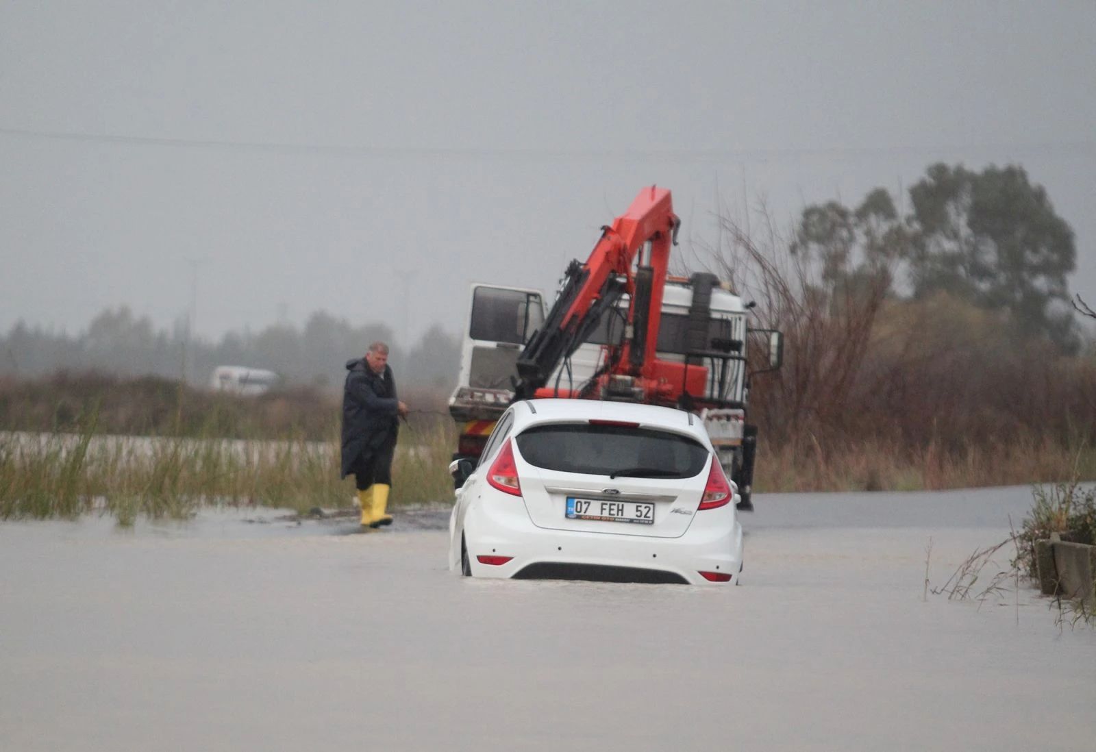 Kadın öğretmen aracıyla suda mahsur kalınca büyük panik yaşadı