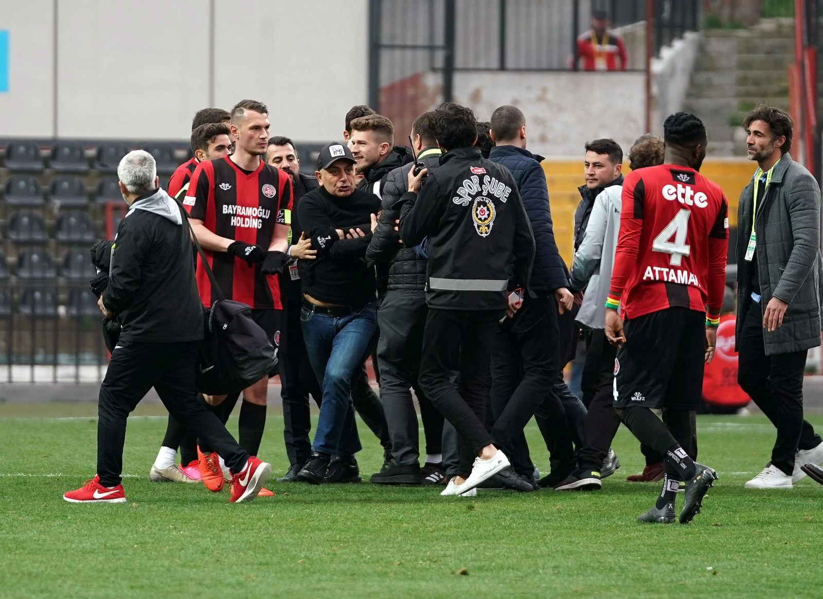 Fatih Karagümrük - Altay maçının ardından saha karıştı