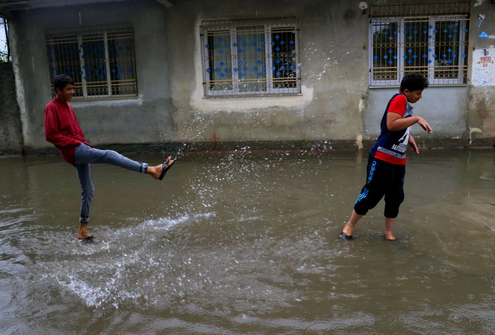 Adana’da 3 saatlik yağmur su baskınlarına neden oldu