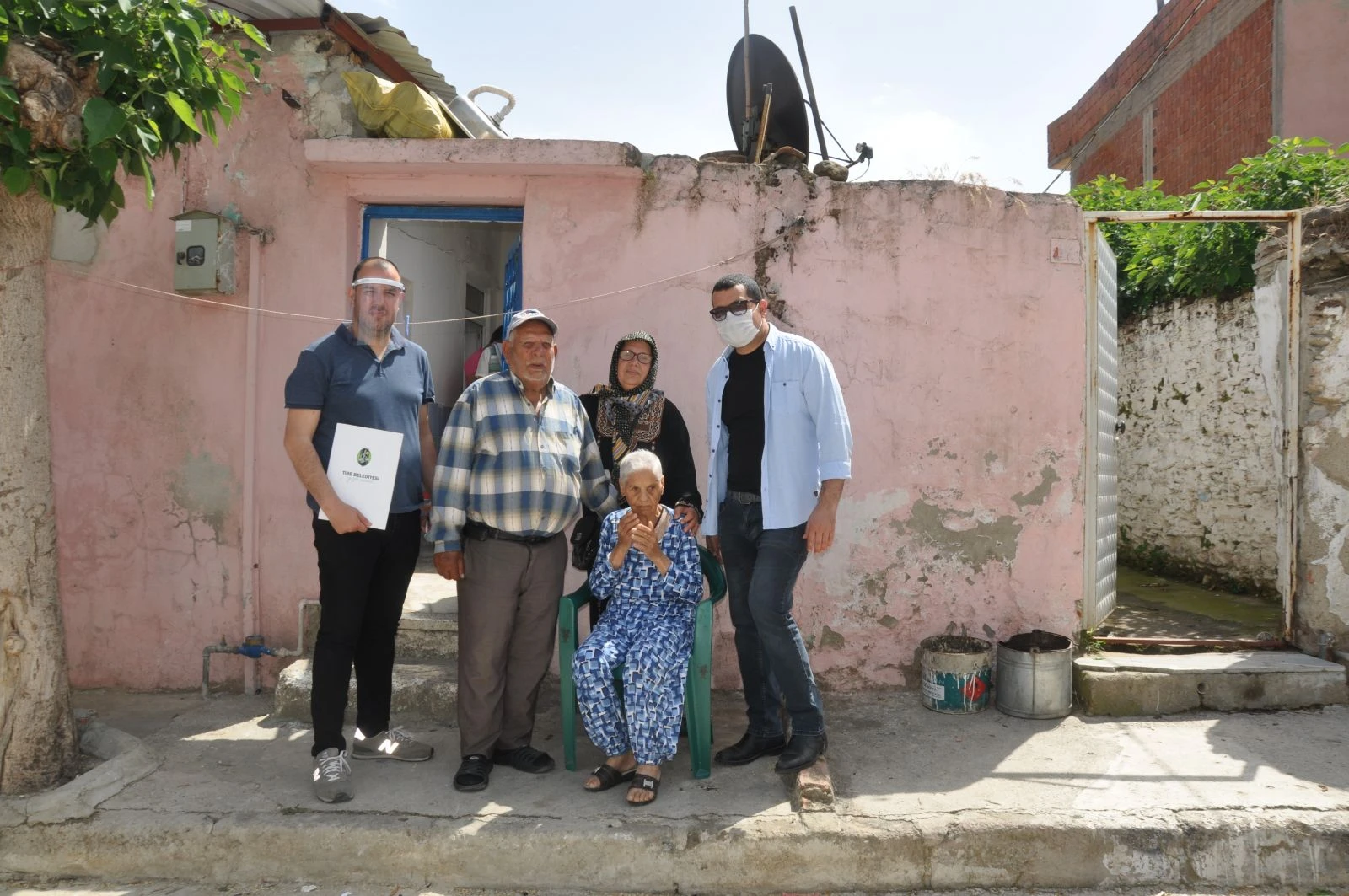 4 saatlik izinde ayakkabı boyamaya çıktı