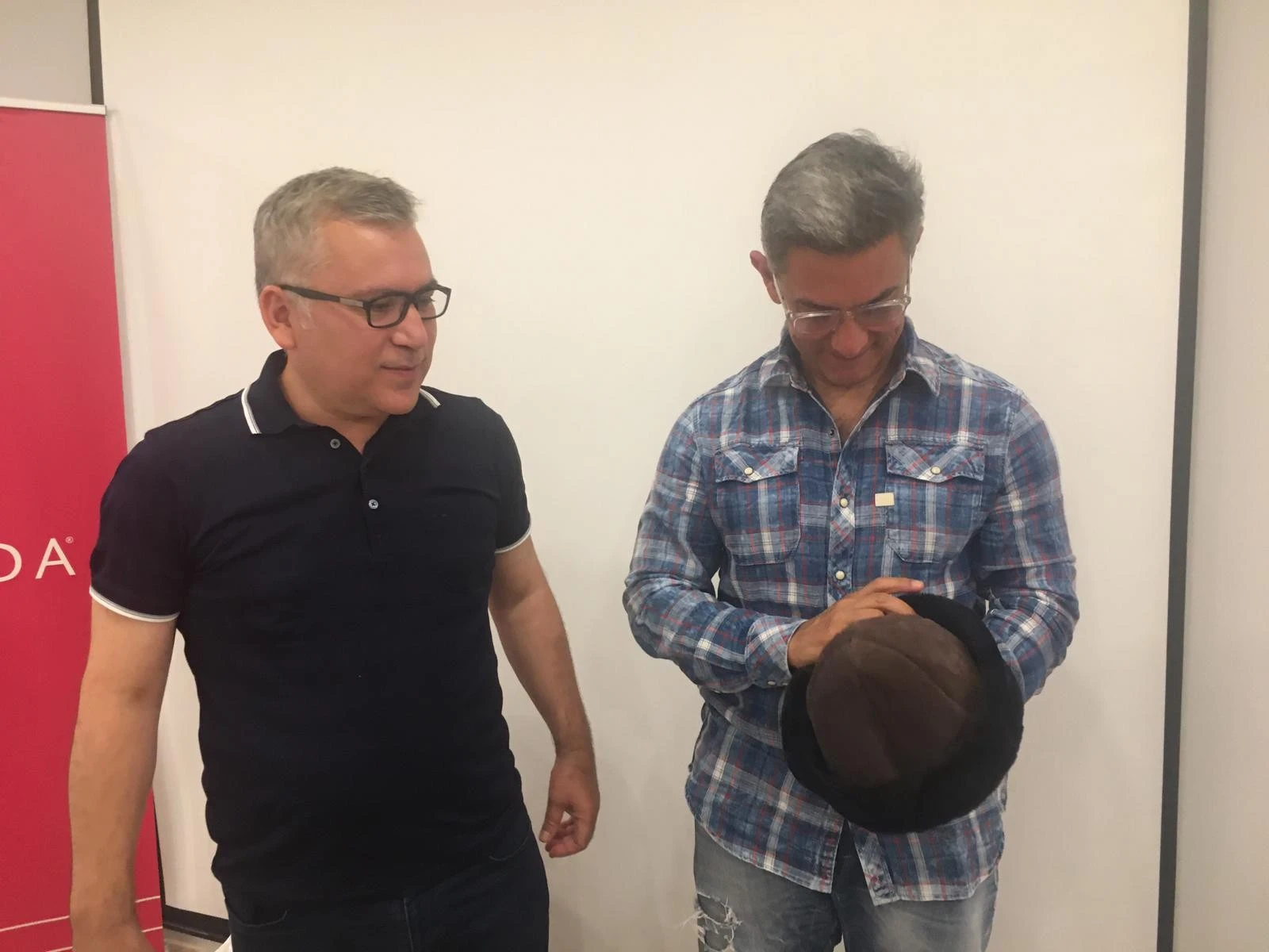 Aamir Khan’a deri börk şapkası hediye edildi