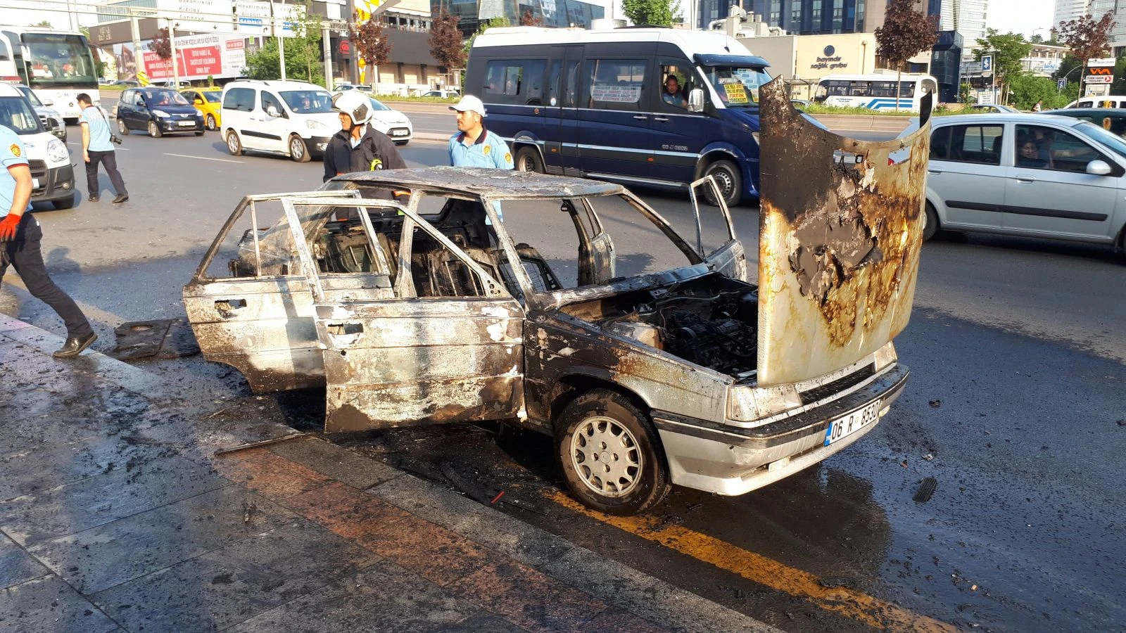 Ankara’da seyir halindeki otomobil alev alev yandı
