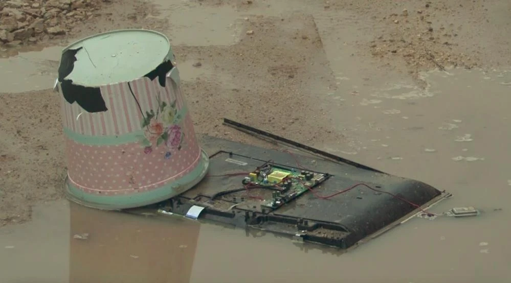 Balkonundan eşyaları atıp evi ateşe verdi