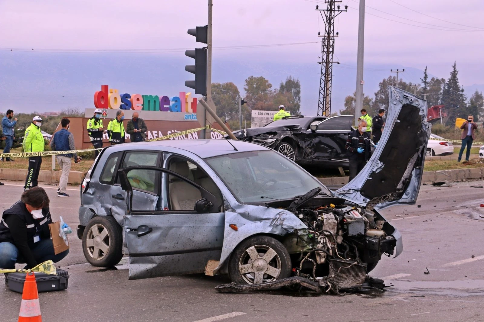 Antalya'da iki otomobil çarpıştı
