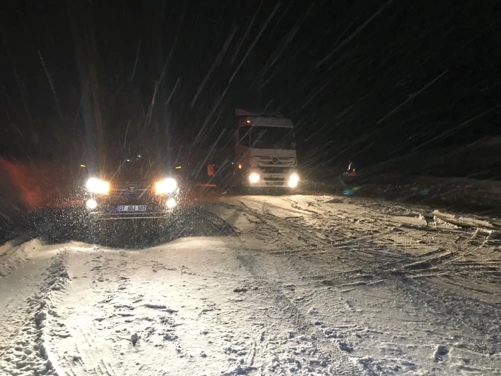 Antalya-Konya karayolunda kar kalınlığı 30 santime ulaştı