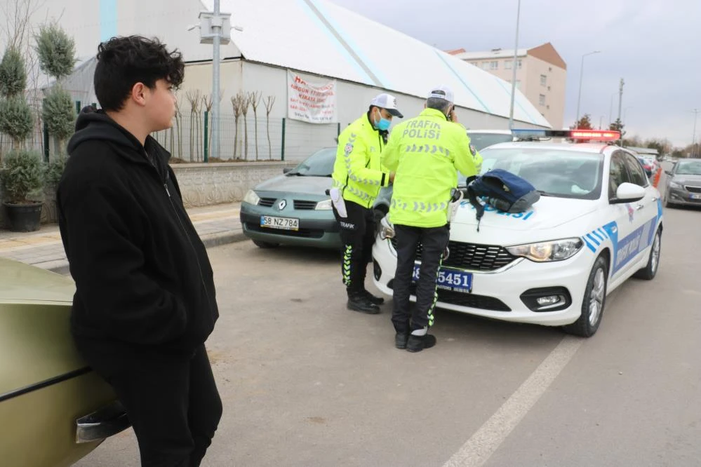 Oğlu ehliyetsiz yakalanan anne polise böyle direndi