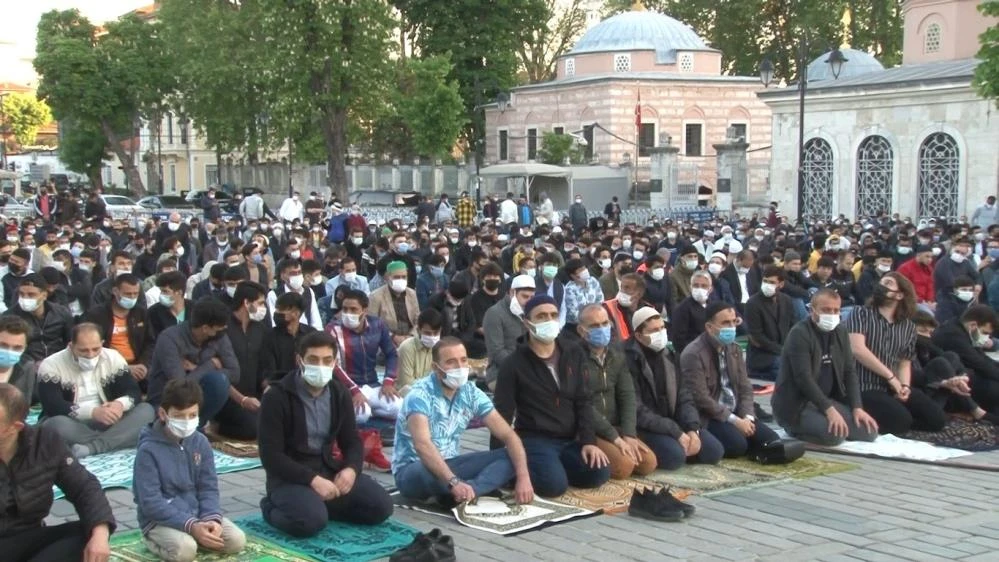 87 yıl sonra bir ilk: Ayasofya Camii'nde bayram namazı