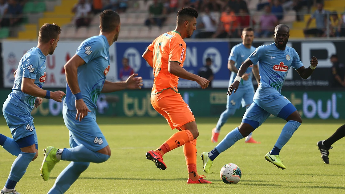 Aytemiz Alanyaspor liderliğini sürdürdü