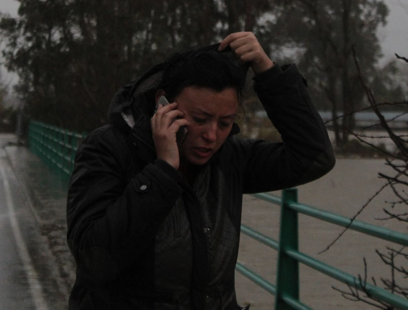 Kadın öğretmen aracıyla suda mahsur kalınca büyük panik yaşadı