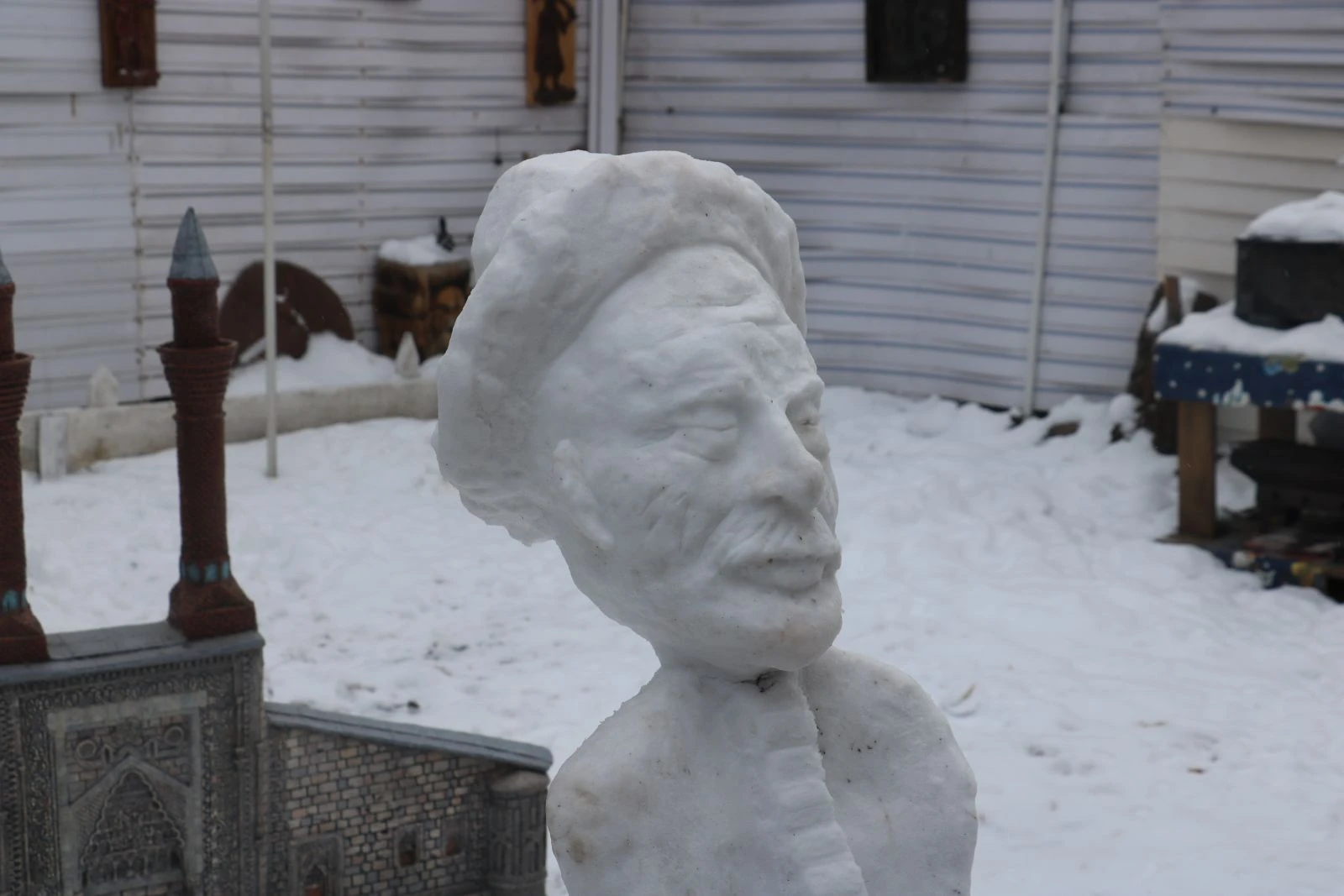 Sivaslı heykeltraş soğuğu sanata çevirdi