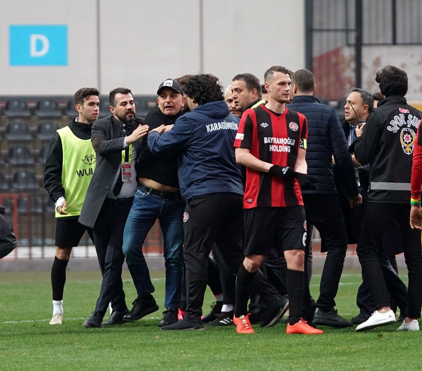 Fatih Karagümrük - Altay maçının ardından saha karıştı