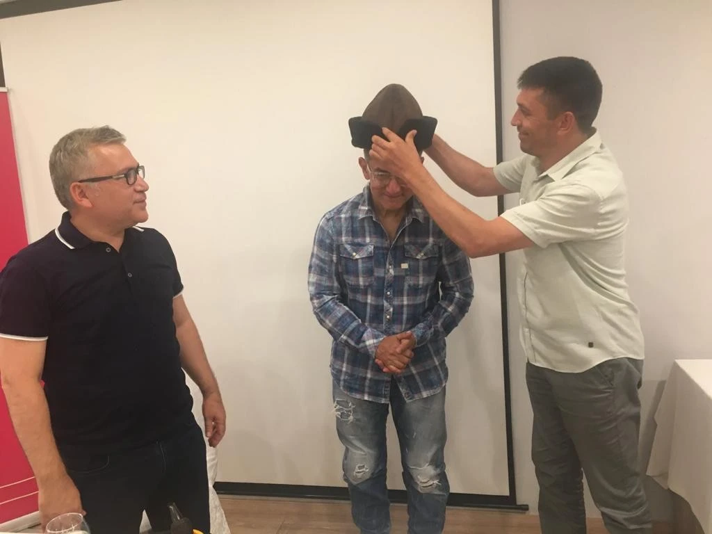 Aamir Khan’a deri börk şapkası hediye edildi