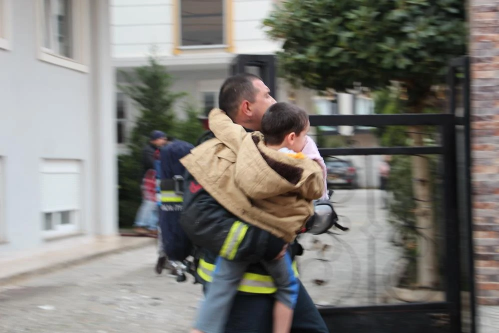 Balkonundan eşyaları atıp evi ateşe verdi