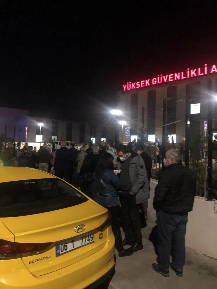 Başkent’te vatandaşlar aşı için sıraya girdi