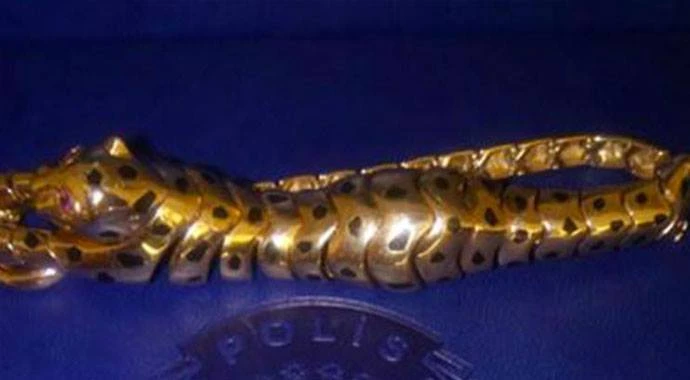 Bulduğu yakut işlemeli künyeyi, oyuncak sanıp torununa vermiş