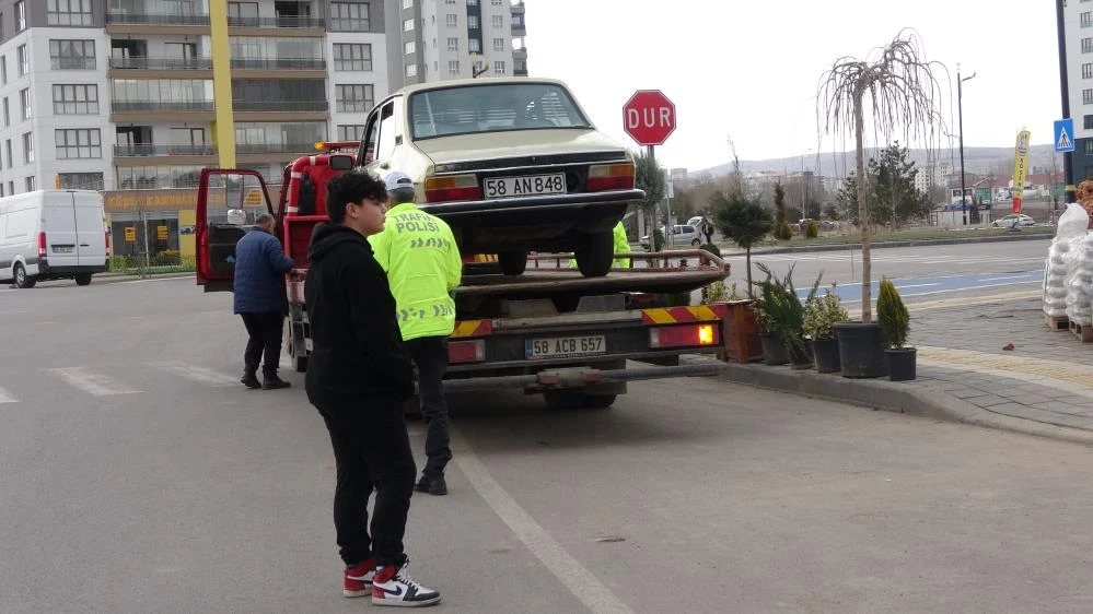 Oğlu ehliyetsiz yakalanan anne polise böyle direndi