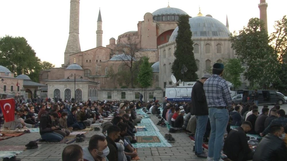 87 yıl sonra bir ilk: Ayasofya Camii'nde bayram namazı