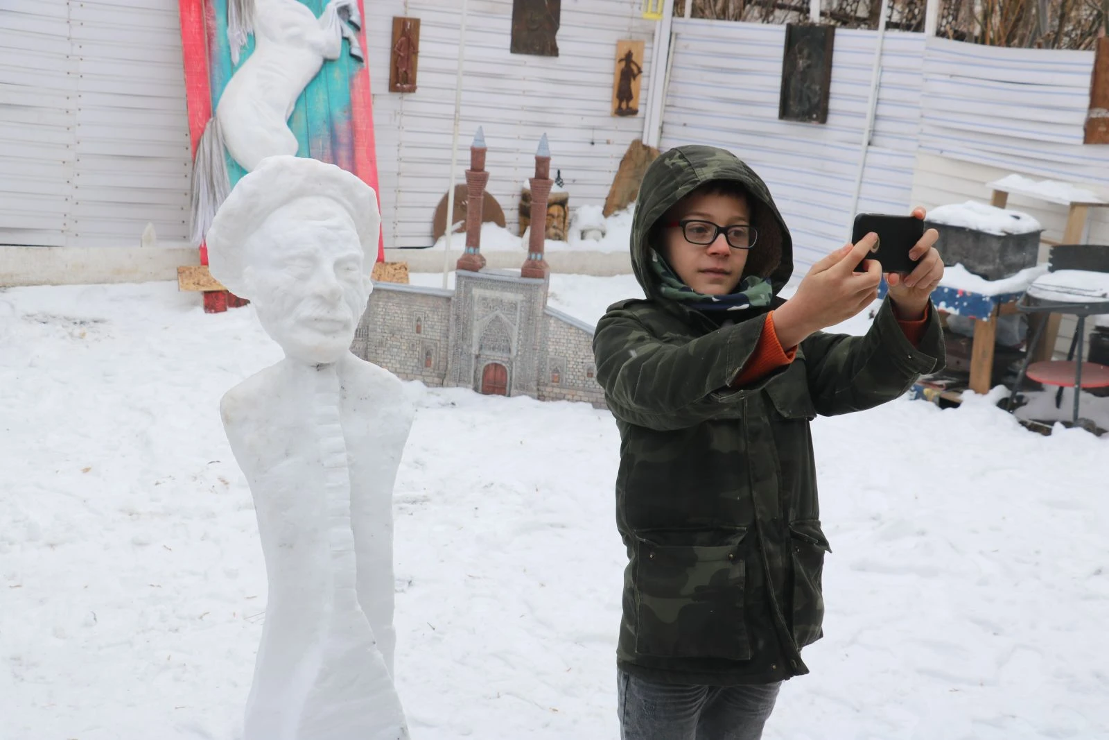 Sivaslı heykeltraş soğuğu sanata çevirdi