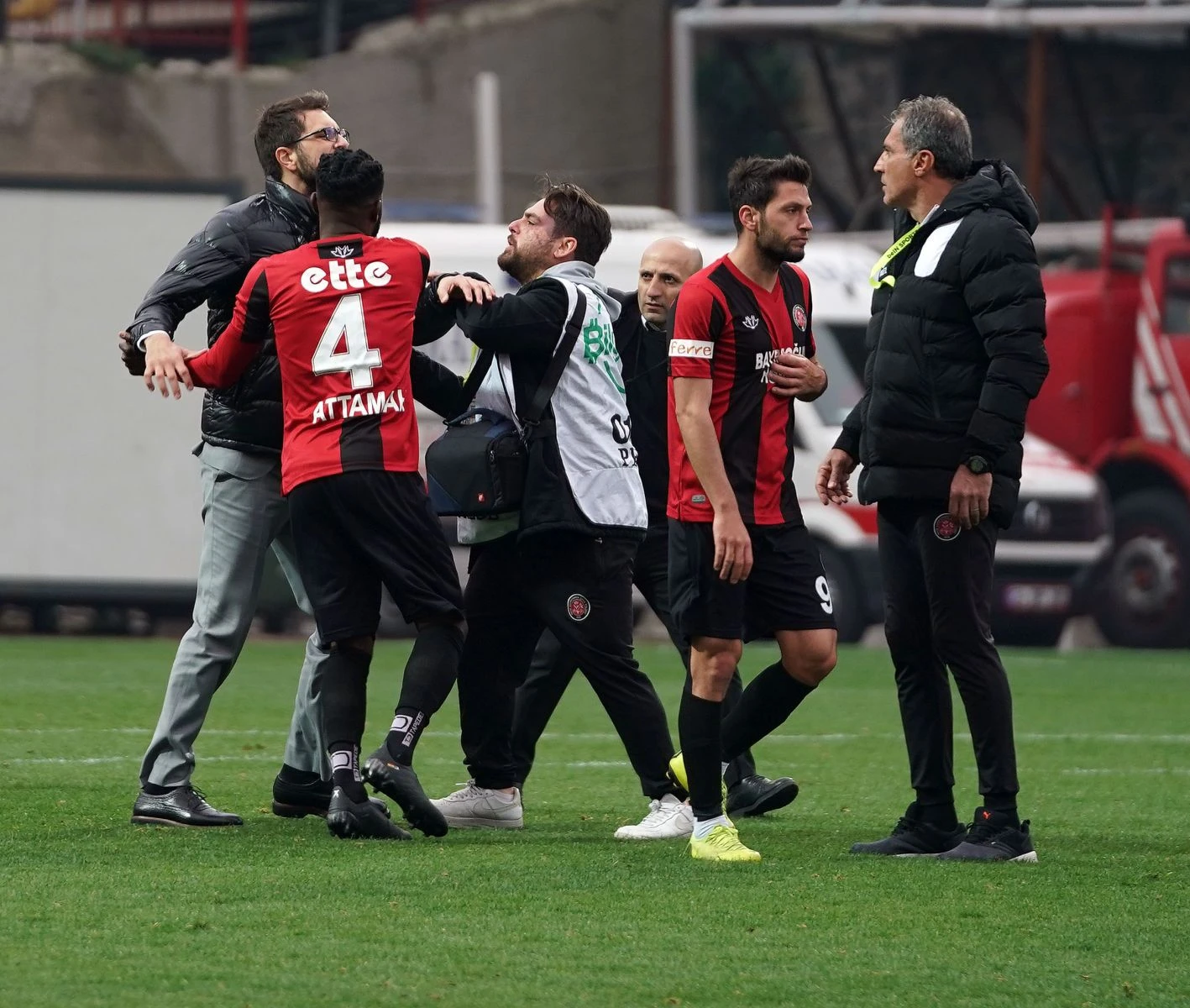 Fatih Karagümrük - Altay maçının ardından saha karıştı